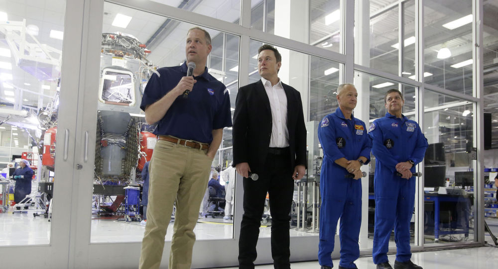 埃隆·马斯克（Elon Musk）和美国国家航空航天局局长说，预计在2020年初进行首次有人驾驶的SpaceX飞行